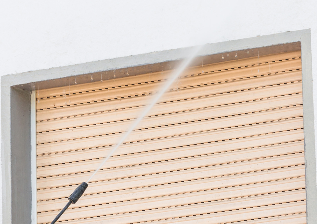 Un jet haute pression sur une façade en crépi